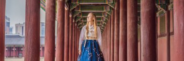 Hanbok Ulusal Kore elbisesi içinde genç beyaz kadın turist Kore 'ye Seyahat konsepti. Ulusal Kore giysileri. Turistler için eğlence - ulusal Kore giyim bayrağı deneniyor, Long Format