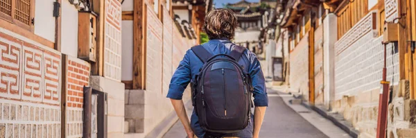 Ung man turist i Bukchon Hanok Village är en av de berömda platsen för koreanska traditionella hus har bevarats. Resor till Korea Concept Banner, Long Format — Stockfoto