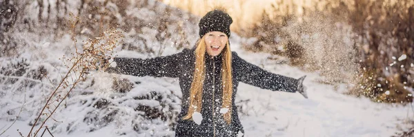 Žena se baví v zimě, háže sníh prapor, Long Format — Stock fotografie