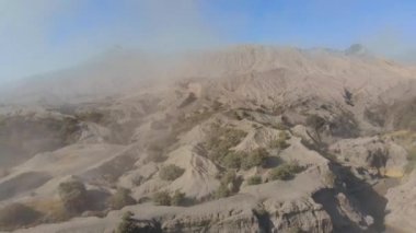 Hava görüntüsü ünlü aktif Bromo yanardağının krateri ya da Tengger kalderasının içindeki Gunung Bromo Dağı Java adasında.