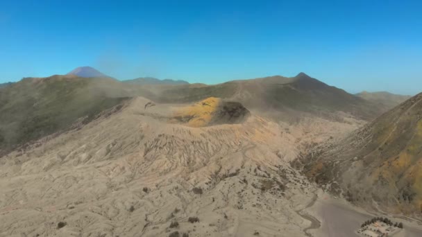 爪哇岛登格火山口内著名的活火山或Gunung Bromo火山和Batok火山的空中景观 — 图库视频影像