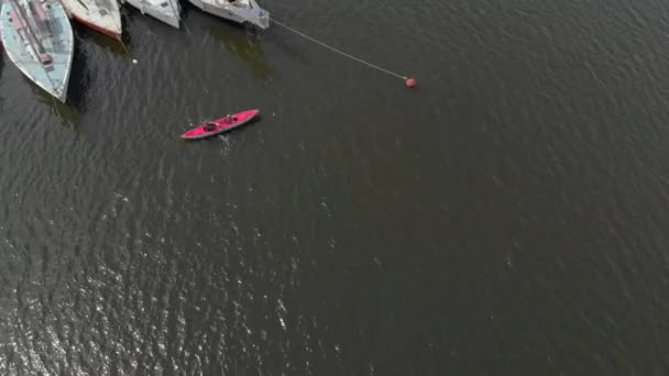 海や湖の中の膨脹可能なカヤックに若い男と彼の息子のパドル — ストック動画