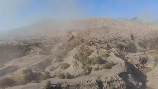 Java島のTenggerカルデラ内にある有名な活火山Bromo火山またはGunung Bromoの火口を空中から眺める — ストック動画