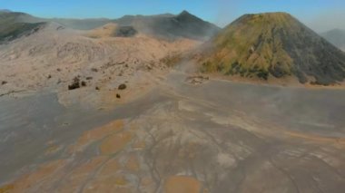 Meşhur aktif Bromo yanardağı ya da Gunung Bromo Dağı ve Batok volkanı Java adasındaki Tengger Caldera 'nın içinde.