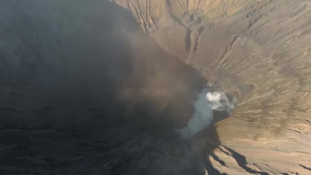 Вид с воздуха на кратер знаменитого активного вулкана Бромо или горы Гунунг Бромо внутри кальдеры Тенгер на острове Ява — стоковое видео