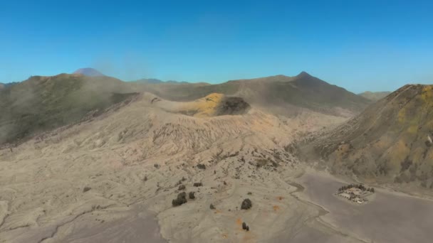 자바섬의 힘차게 흐르는 칼데라 속에 있는, 유명 한 브로모 화산 이나군 브로모 산 과 바스크 산의 모습 — 비디오