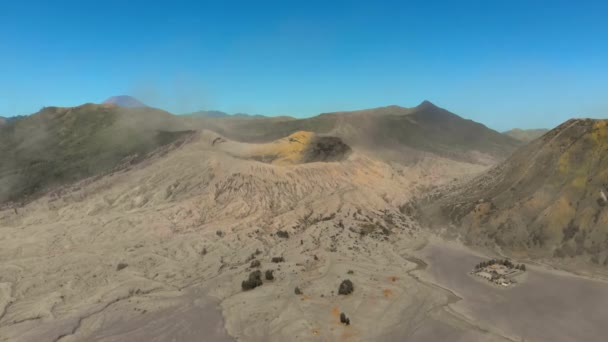 Luchtfoto van de beroemde actieve Bromo vulkaan of Mount Gunung Bromo en Batok vulkaan in de Tengger caldera op het Java eiland — Stockvideo