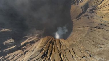 Hava görüntüsü ünlü aktif Bromo yanardağının krateri ya da Tengger kalderasının içindeki Gunung Bromo Dağı Java adasında.