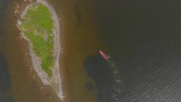 Un joven y su hijo reman en el kayak inflable en un mar o en un lago — Vídeo de stock