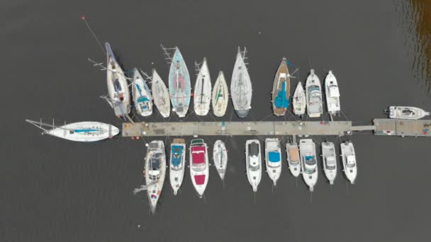 Widok z lotu ptaka i łodzi parkujących w spokojnej zatoce — Wideo stockowe