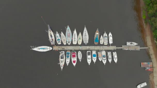 Vista aérea sobre un yaght y los barcos de estacionamiento en una bahía tranquila — Vídeos de Stock