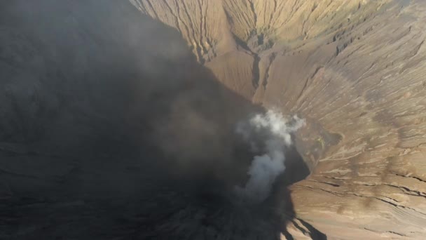 Вид с воздуха на кратер знаменитого активного вулкана Бромо или горы Гунунг Бромо внутри кальдеры Тенгер на острове Ява — стоковое видео