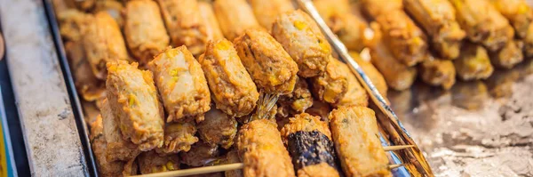 Typisch Koreaans straatvoedsel op een wandelstraat van Seoul. Pittig fastfood gewoon gevonden op de lokale Koreaanse markt, Soul Korea Banner, Long Format — Stockfoto