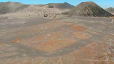 Meşhur aktif Bromo yanardağı ya da Gunung Bromo Dağı ve Batok volkanı Java adasındaki Tengger Caldera 'nın içinde.
