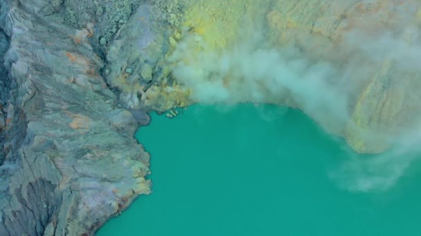 Strzał z powietrza. Wschód słońca na słynnym aktywnym wulkanie Ijen lub Kawah Ijen na wyspie Java. Jego krater wypełniony jest największym na świecie kwaśnym jeziorem. A tam jest kopalnia siarki, gdzie trafiają wulkaniczne gazy. — Wideo stockowe