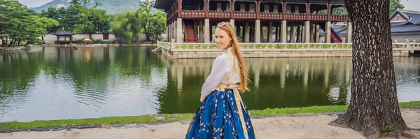 Ung kaukasisk kvinnlig turist i hanbok nationell koreansk klänning Res till Korea koncept. Nationella koreanska kläder. Underhållning för turister - provar på nationella koreanska kläder Banner, Long Format — Stockfoto