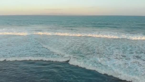Hava görüntüsü. Bali adasında siyah volkanik bir kumla plajda gün batımı — Stok video