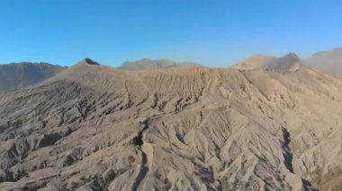 Hava görüntüsü ünlü aktif Bromo yanardağının krateri ya da Tengger kalderasının içindeki Gunung Bromo Dağı Java adasında.