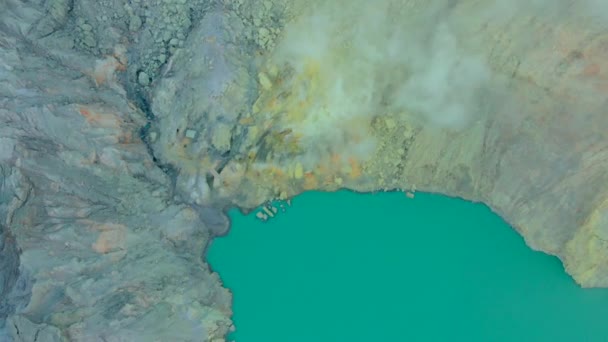 Légi felvétel. Napkelte a híres aktív Ijen vulkán vagy Kawah Ijen a Java-szigeten. Krátere a világ legnagyobb savas tavával van tele. És van egy kénbánya, ahová a vulkáni gázok mennek. — Stock videók