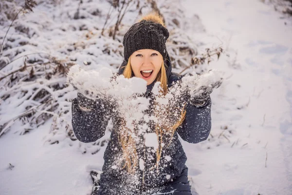 Mulher se diverte no inverno, joga neve — Fotografia de Stock