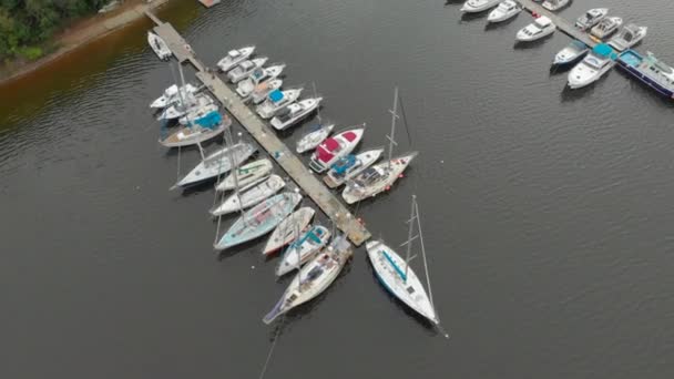 Vue aérienne sur un yaght et parking bateaux dans une baie calme — Video