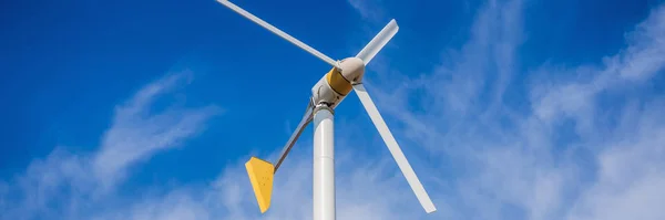 Turbinas eólicas geradoras de eletricidade com céu azul - conceito de conservação de energia BANNER, LONG FORMAT — Fotografia de Stock