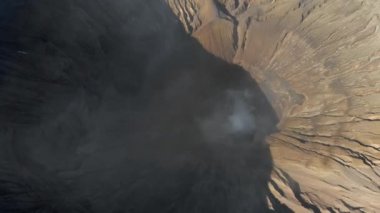 Hava görüntüsü ünlü aktif Bromo yanardağının krateri ya da Tengger kalderasının içindeki Gunung Bromo Dağı Java adasında.