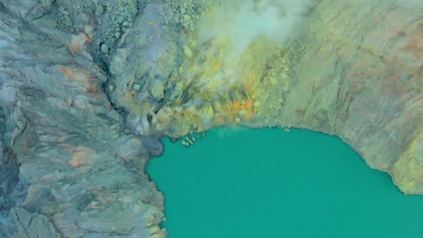 Letecký záběr. Východ slunce při slavné aktivní sopce Ijen nebo Kawah Ijen na ostrově Jáva. Jeho kráter je naplněn největším jezerem na světě. A je tam sírový důl, kam vedou vulkanické plyny — Stock video
