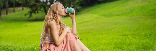 Dromerige jonge vrouw met een kopje koffie buiten Banner, Long Format — Stockfoto