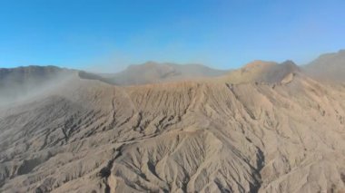Hava görüntüsü ünlü aktif Bromo yanardağının krateri ya da Tengger kalderasının içindeki Gunung Bromo Dağı Java adasında.