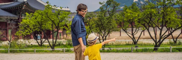 Pai e filho turistas em Seul, Coreia do Sul. Viajar para a Coreia conceito. Viajar com conceito de criança BANNER, LONG FORMAT — Fotografia de Stock