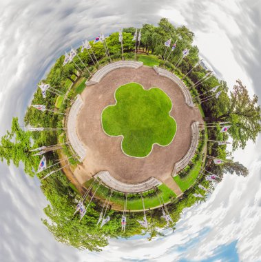 Bayrak direğinde Güney Kore bayrakları