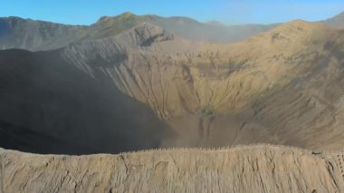 Hava görüntüsü ünlü aktif Bromo yanardağının krateri ya da Tengger kalderasının içindeki Gunung Bromo Dağı Java adasında.