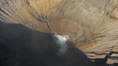 Hava görüntüsü ünlü aktif Bromo yanardağının krateri ya da Tengger kalderasının içindeki Gunung Bromo Dağı Java adasında.