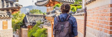 Bukchon Hanok Köyü 'ndeki genç turist Kore' deki geleneksel evlerin korunduğu ünlü yerlerden biridir. Kore 'ye Seyahat Konsepti Bayrağı, Uzun Format