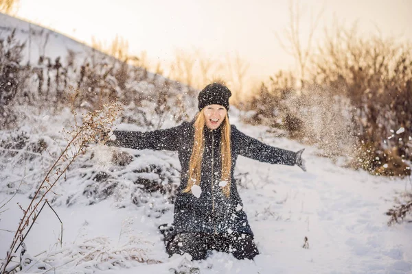 Femme s'amuse en hiver, jette de la neige — Photo