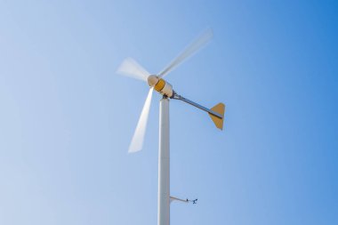 Mavi gökyüzü ile elektrik üreten rüzgar türbinleri - enerji koruma kavramı