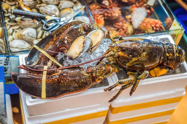 Nyers tengeri élelmiszerek a dél-koreai Szöulban található halászati nagykereskedelmi piacon — Stock Fotó