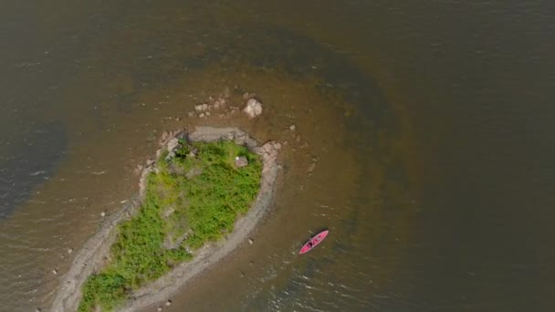 一个年轻人和他的儿子在海上或湖中的充气皮划艇上划桨 — 图库视频影像