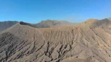 Hava görüntüsü ünlü aktif Bromo yanardağının krateri ya da Tengger kalderasının içindeki Gunung Bromo Dağı Java adasında.