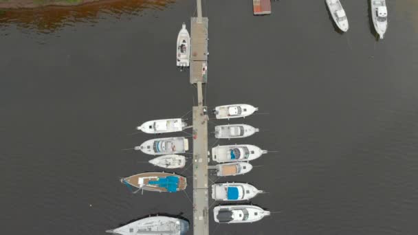 Vista aérea em um yaght e barcos de estacionamento em uma baía calma — Vídeo de Stock