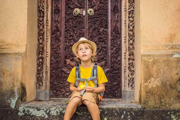Boy tourist in Bali in cozy streets of Ubud. Bali is a popular tourist destination. Travel to Bali concept. Traveling with children concept — Stock Photo, Image