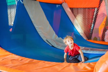 Küçük çocuk trambolinde zıplarken iyi eğlenceler.
