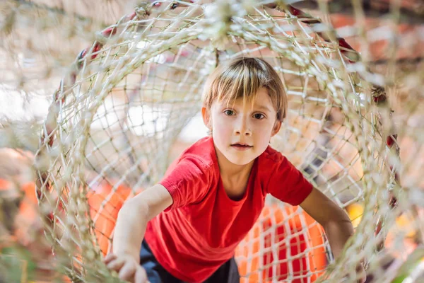 Parque Infantil De Redes De Práctica. Niño Juega En El Patio De Recreo  Protegido Con Una Red De Seguridad. Concepto De Niños En Lí Foto de archivo  - Imagen de sobrecarga, felicidad