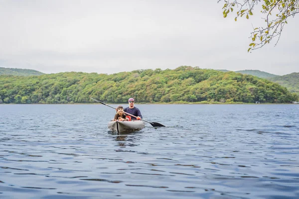 Vader en zoon kajakken op zee — Stockfoto