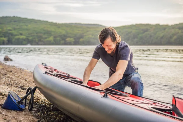 Kaukasische Männer bereiten sich auf eine Kajakfahrt auf dem Meer vor. Sommerfreizeit — Stockfoto