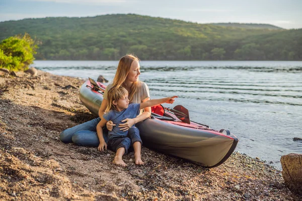 Mãe feliz e filho estão prontos para caiaque — Fotografia de Stock