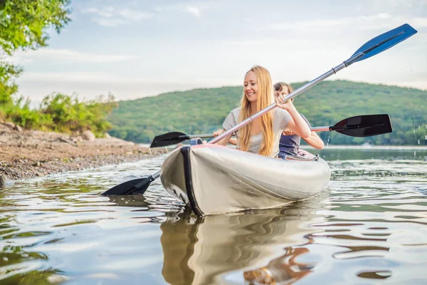 L'uomo e la donna nuotano sul kayak in mare sullo sfondo dell'isola. Concetto di kayaking.Concetto di kayak con famiglia di madre di padre in mare — Foto Stock