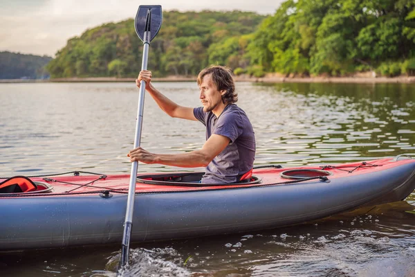 Kayak de viaje de verano. Man Paddling Kayak Canoa transparente, disfrutando de la actividad deportiva recreativa. Macho piragüismo con remo, explorando el mar de vacaciones. Remo Deportes acuáticos — Foto de Stock