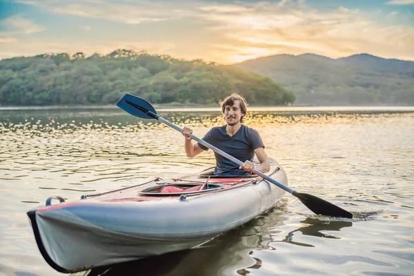 Summer Travel Caiaque. Man Paddling Transparent Canoe Kayak, Desfrutando de Atividade Desportiva Recreativa. Canoagem masculina com remo, explorando o mar de férias. Remo esportes aquáticos — Fotografia de Stock